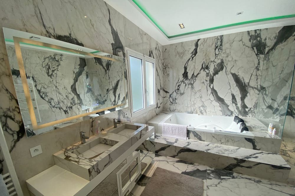 Photo of Bedroom in La Varenne Saint-Hilaire