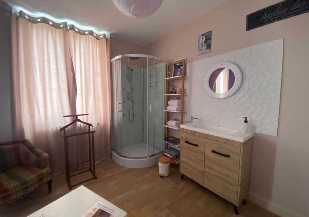 Photo of Bathroom in Gueugnon