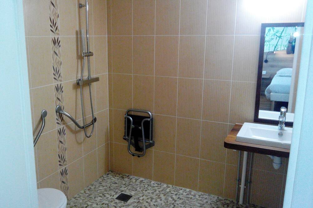 Photo of Bathroom in Fleury-Merogis