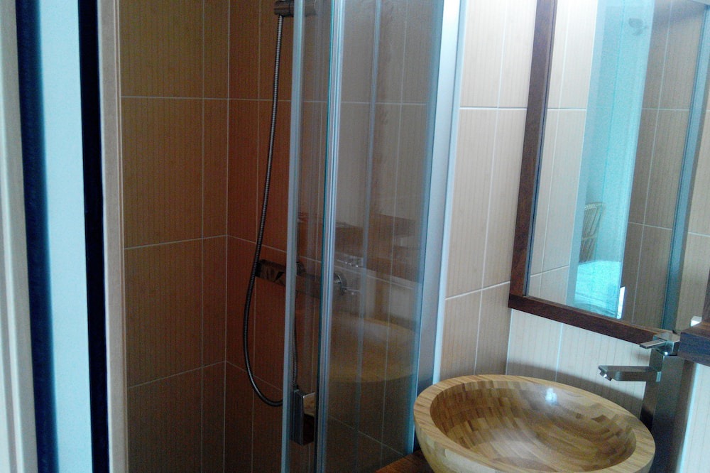 Photo of Bathroom in Fleury-Merogis