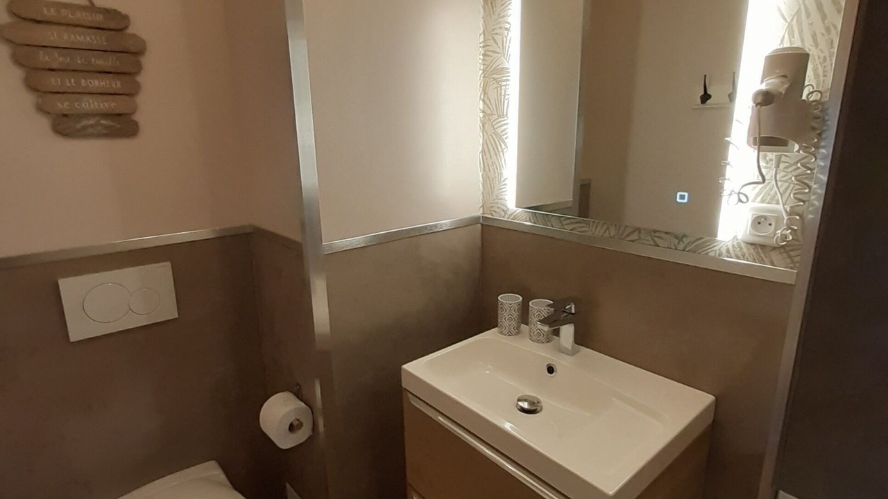 Photo of Bathroom in Beaujeu-Saint-Vallier-Pierrejux-et-Quitteur