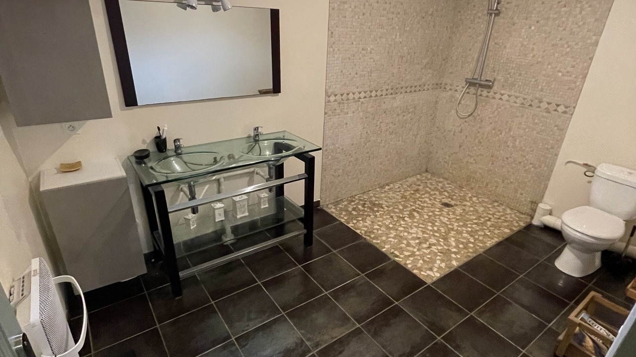 Photo of Bathroom in La Roche-Vineuse
