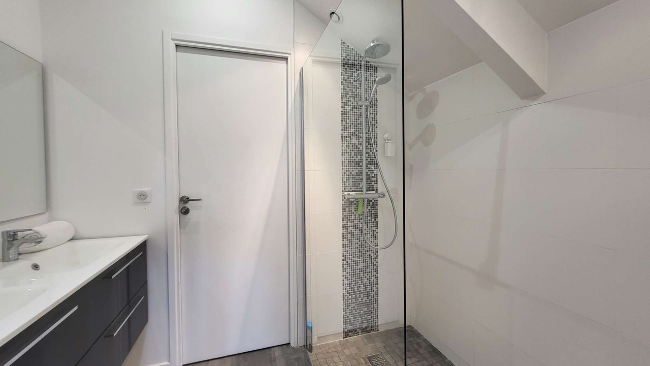 Photo of Bathroom in Verrieres-le-Buisson
