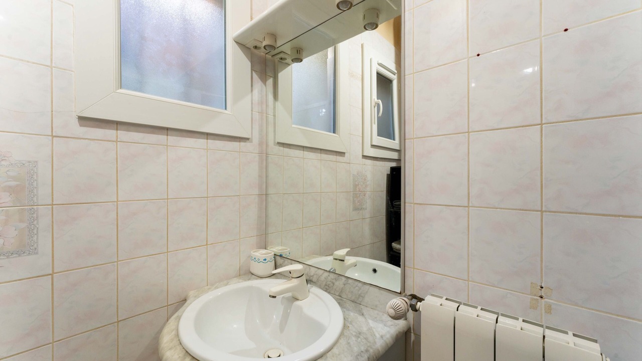 Photo of Bathroom in Faucon