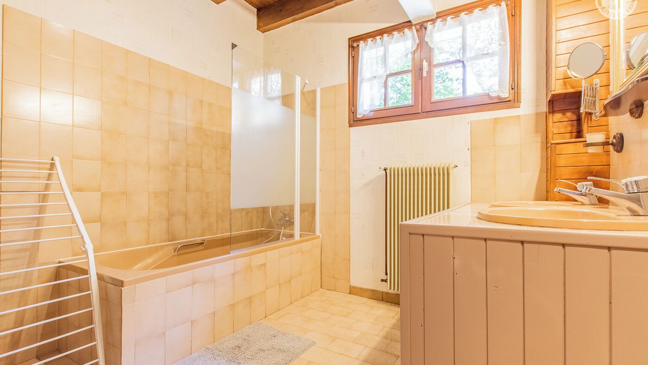 Photo of Bathroom in Pierre-de-Bresse