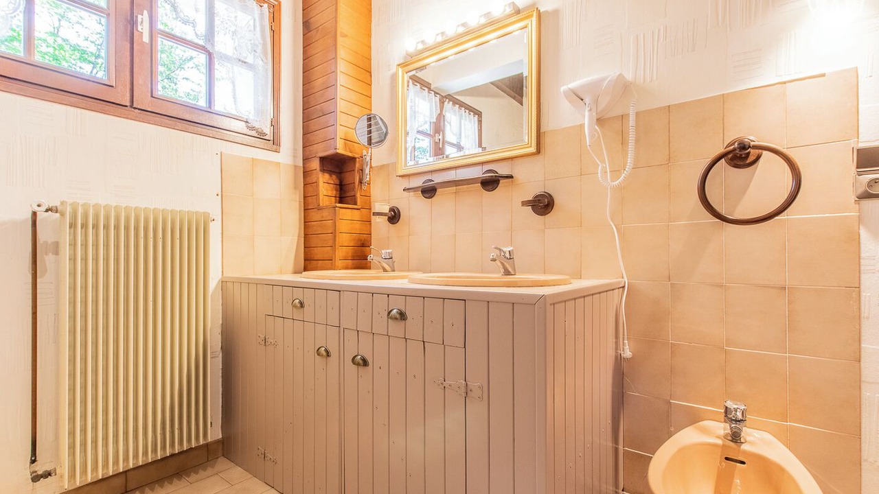 Photo of Bathroom in Pierre-de-Bresse