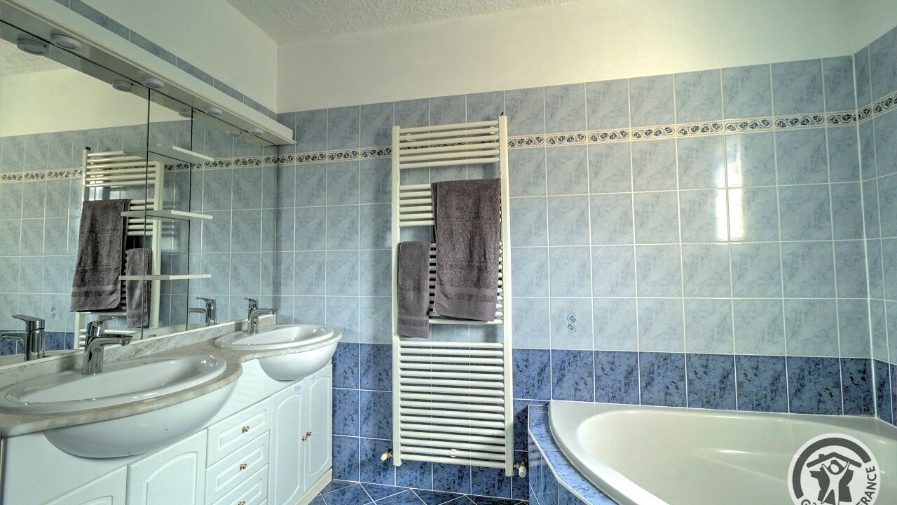 Photo of Bathroom in Duerne