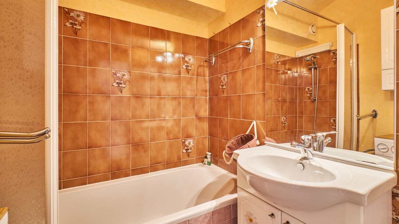 Photo of Bathroom in Saint-Honore
