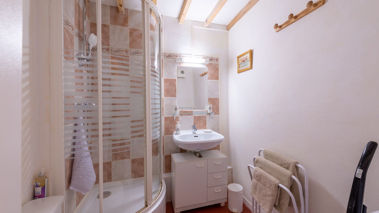 Photo of Bathroom in Nyons