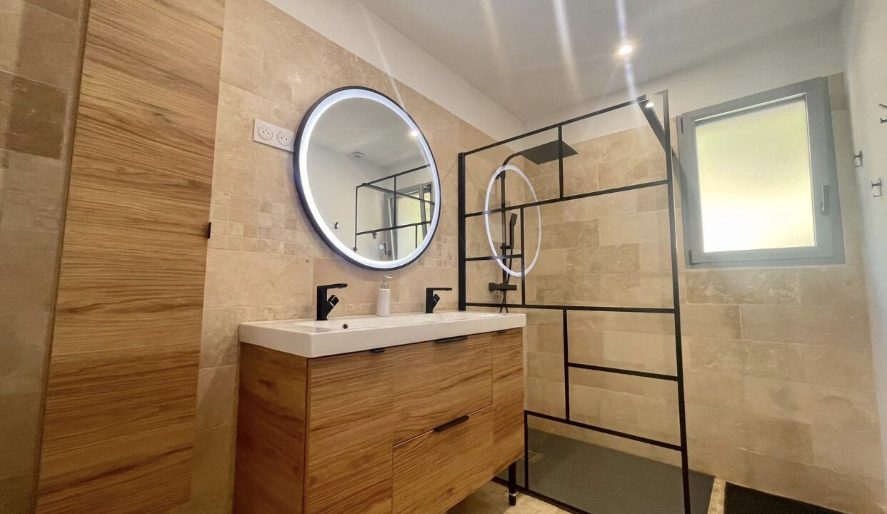 Photo of Bathroom in Caromb