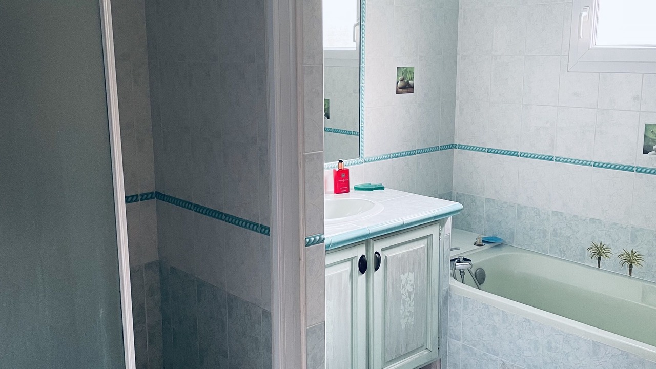 Photo of Bathroom in Sainte-Cecile-les-Vignes