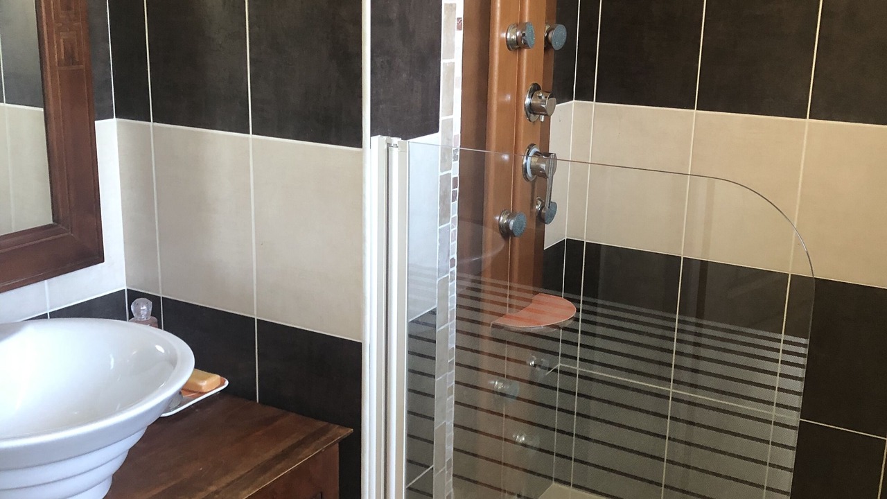 Photo of Bathroom in Sainte-Cecile-les-Vignes