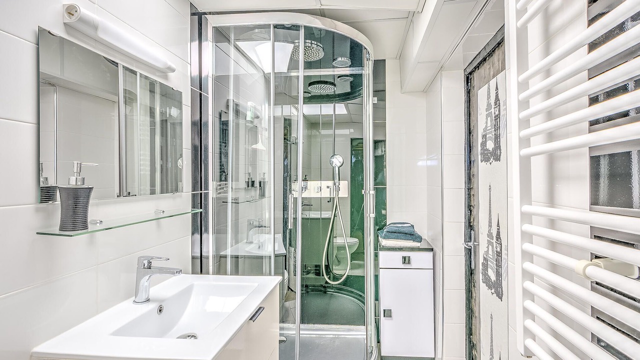 Photo of Bathroom in Plateau — Pyramide