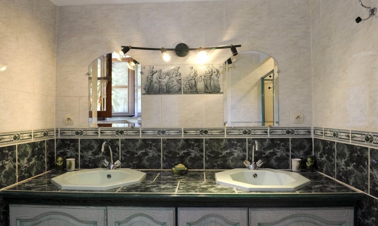 Photo of Bathroom in Lacrost