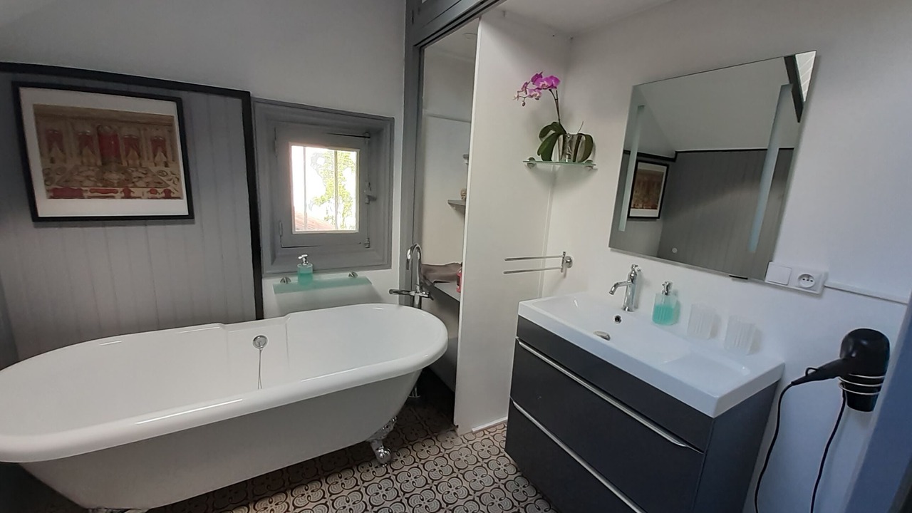 Photo of Bathroom in Sainte-Genevieve-des-Bois