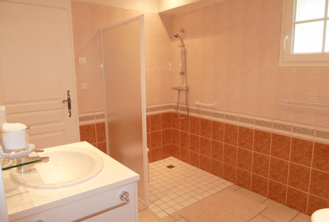 Photo of Bathroom in Saint-Martin-du-Tartre