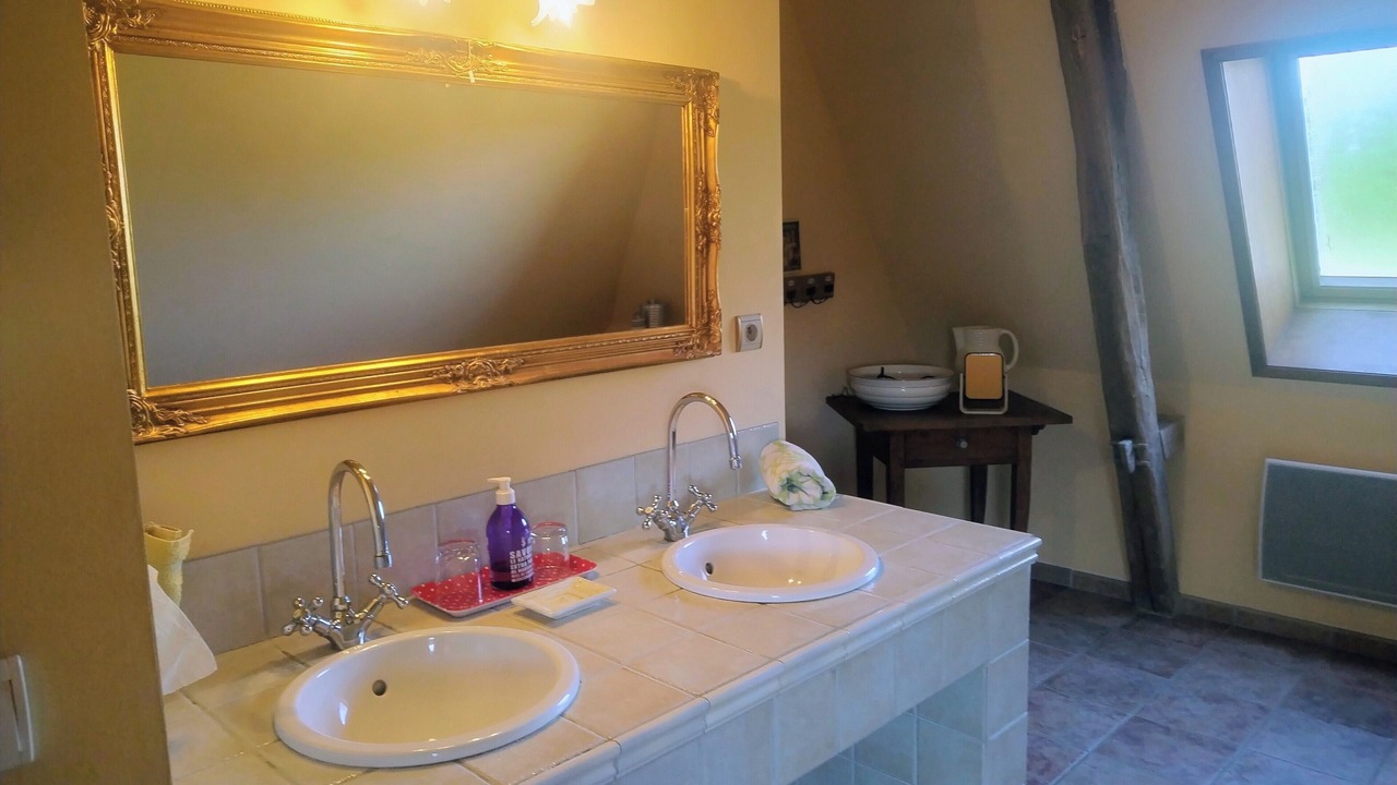 Photo of Bathroom in Montcony