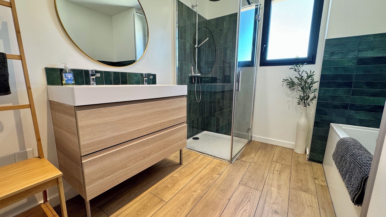 Photo of Bathroom in Sainte-Cecile-les-Vignes