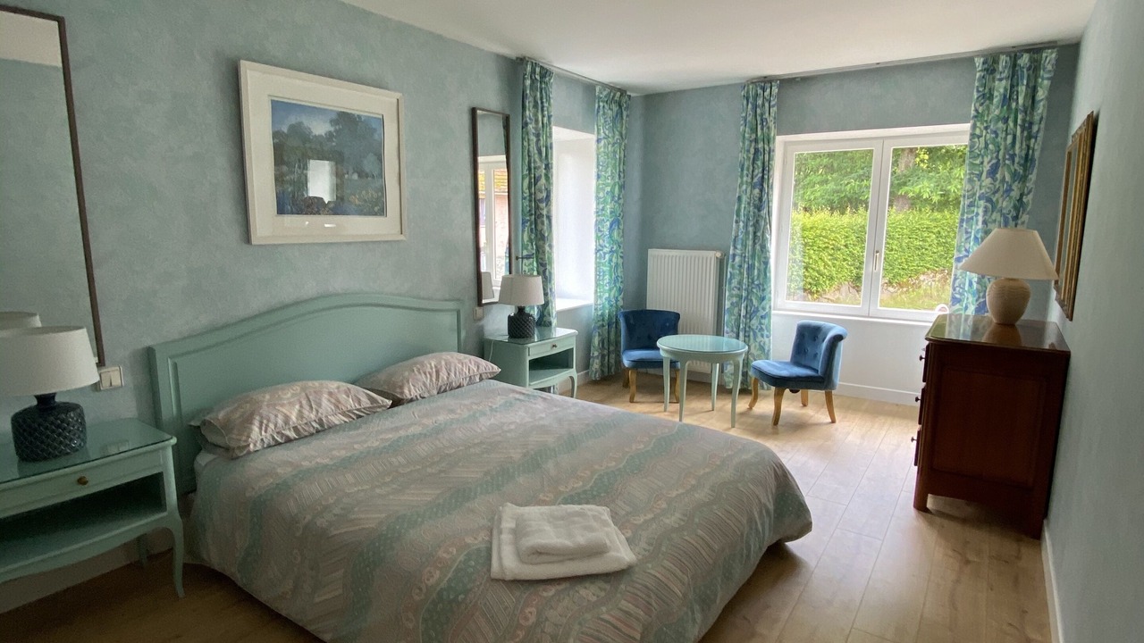 Photo of Bedroom in Quarre-les-Tombes