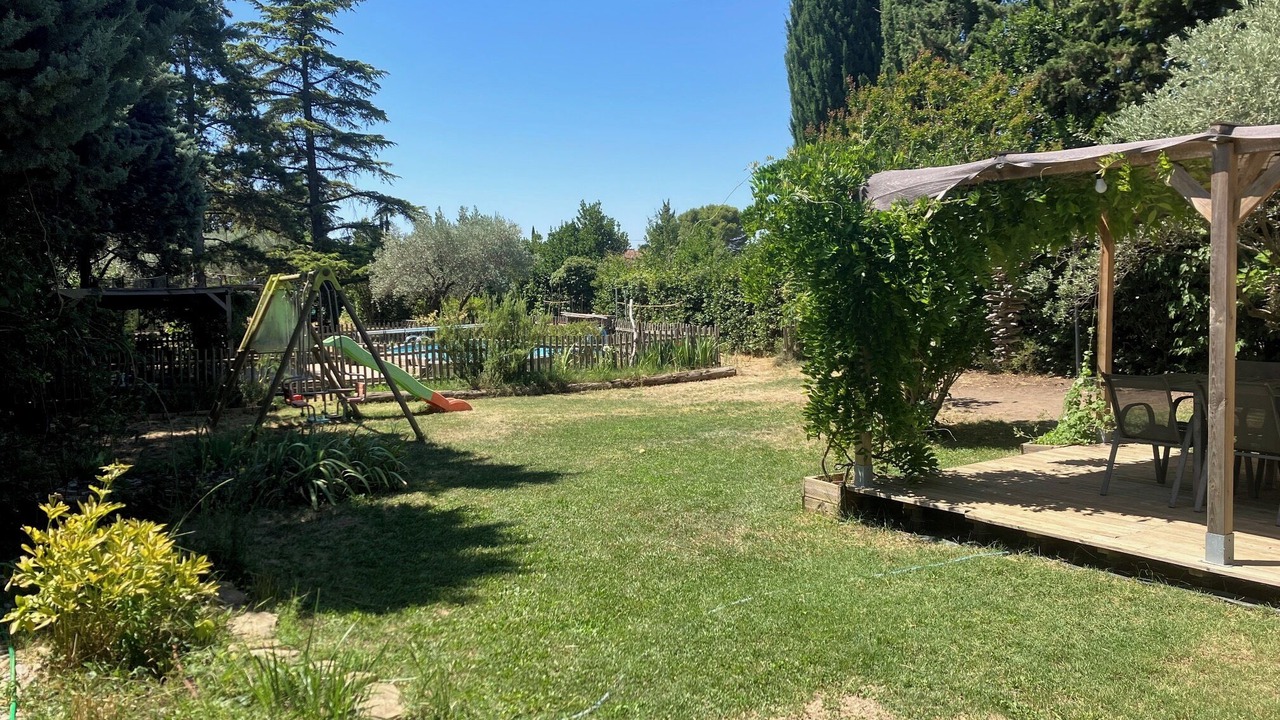 Photo of Outdoor in Sainte-Cecile-les-Vignes