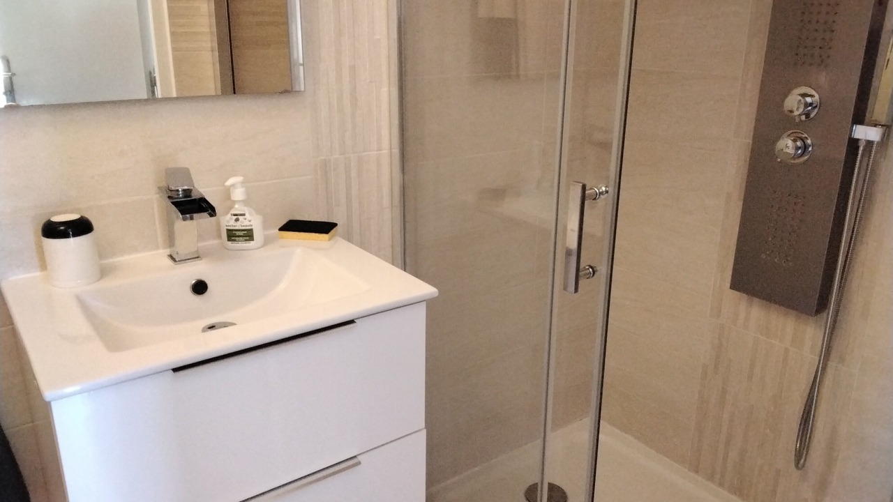 Photo of Bathroom in La Roche-Vineuse