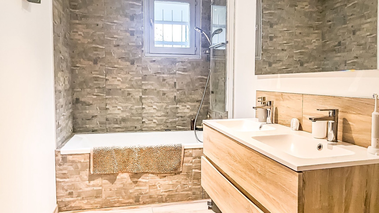 Photo of Bathroom in Saint-Nazaire-les-Eymes