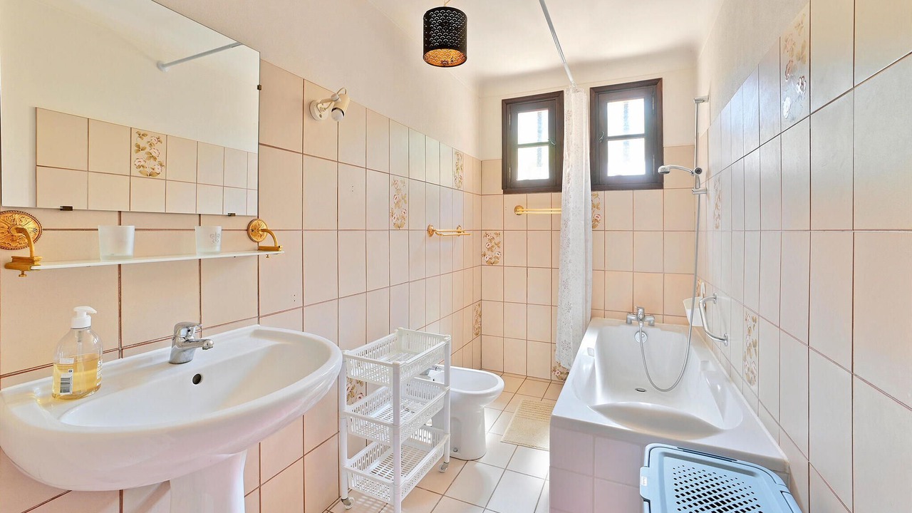 Photo of Bathroom in Saint-Pierre-de-Vassols