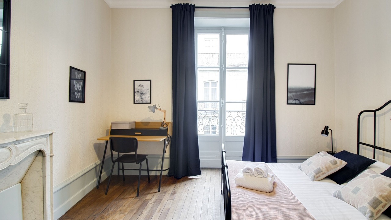 Photo of Bedroom in Graslin - Commerce