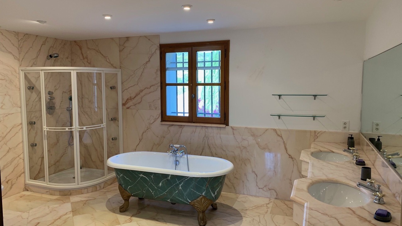 Photo of Bathroom in Piegon