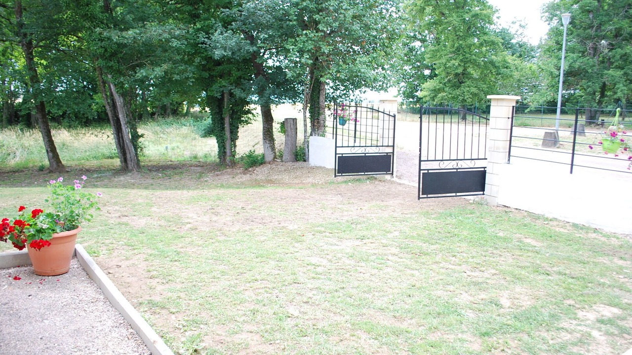 Photo of Outdoor in Druyes-les-Belles-Fontaines