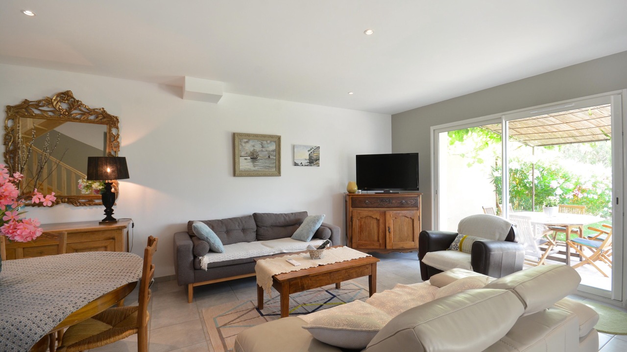 Photo of Livingroom in Saint-Pierre-de-Vassols