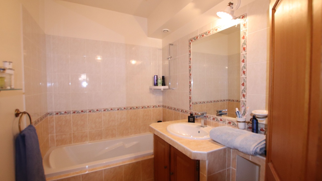 Photo of Bathroom in Beaumes-de-Venise