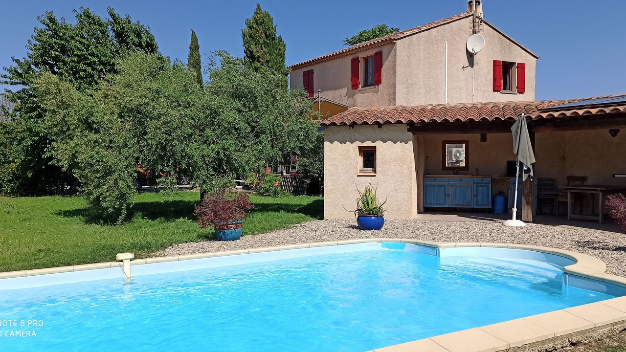 Photo of Outdoor in Sainte-Cecile-les-Vignes