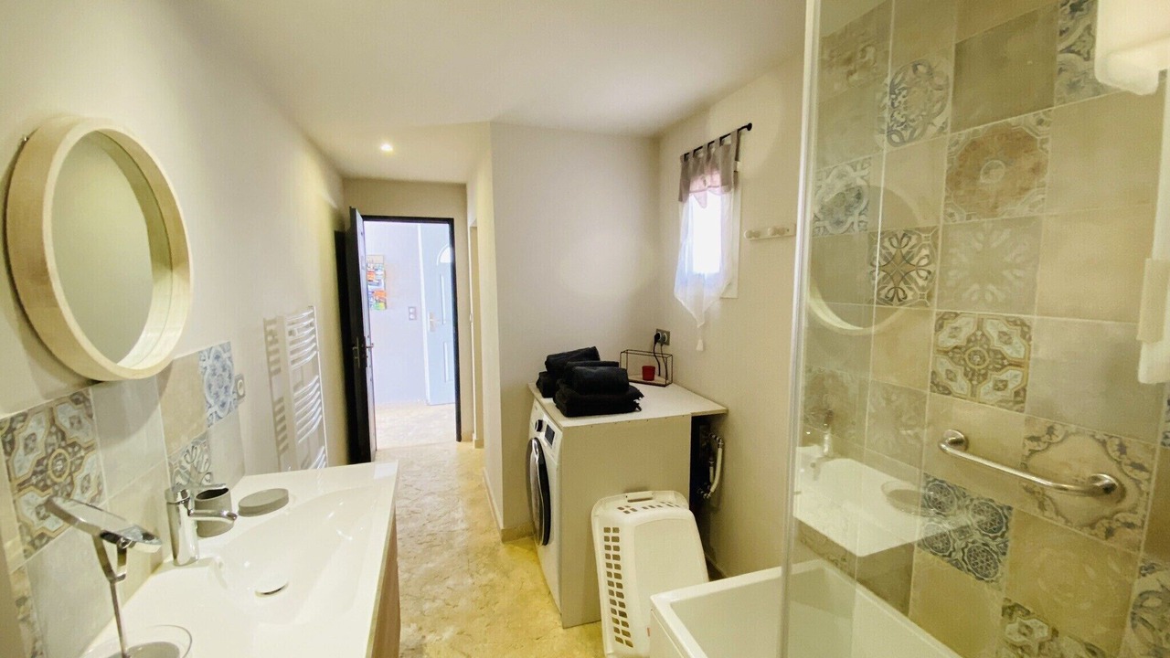 Photo of Bathroom in Beaumes-de-Venise
