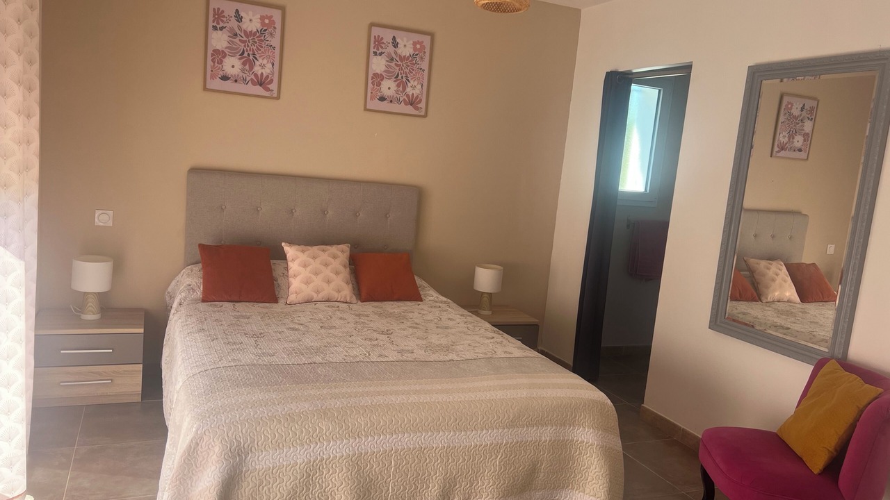 Photo of Bedroom in Sainte-Cecile-les-Vignes