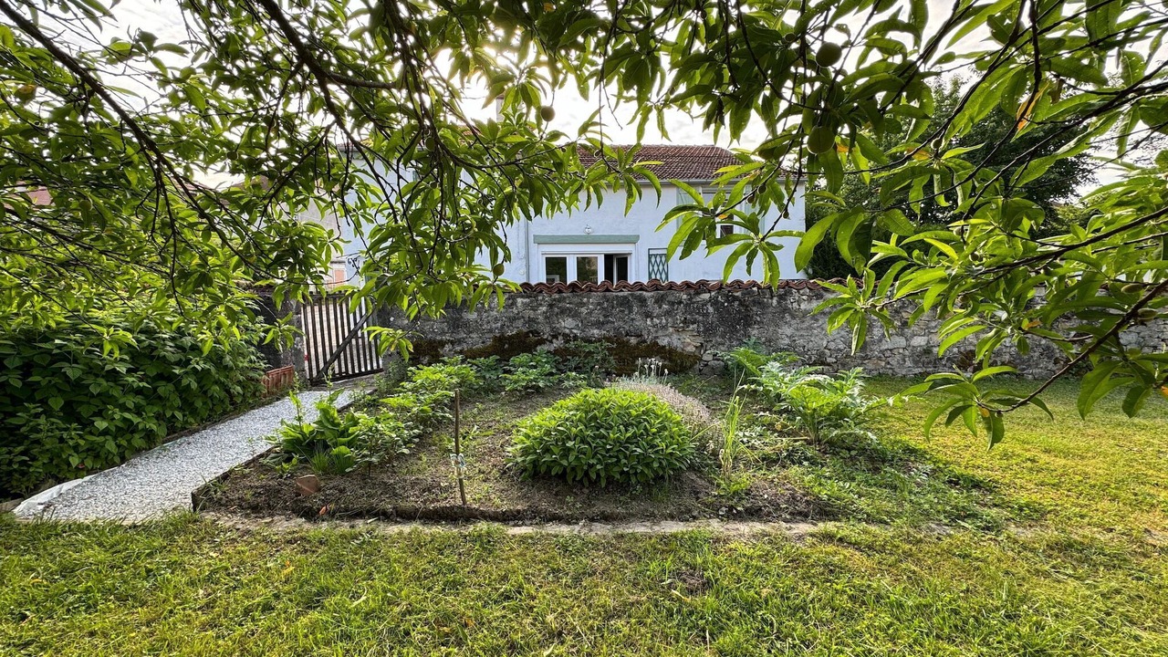 Photo of Outdoor in Melay