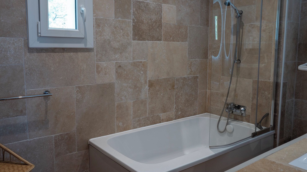 Photo of Bathroom in L'Isle-sur-la-Sorgue