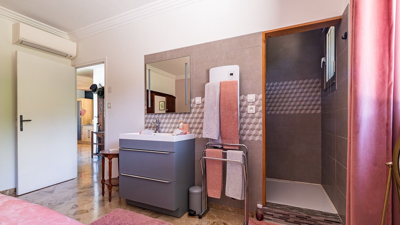 Photo of Bedroom in Charmes-sur-Rhone