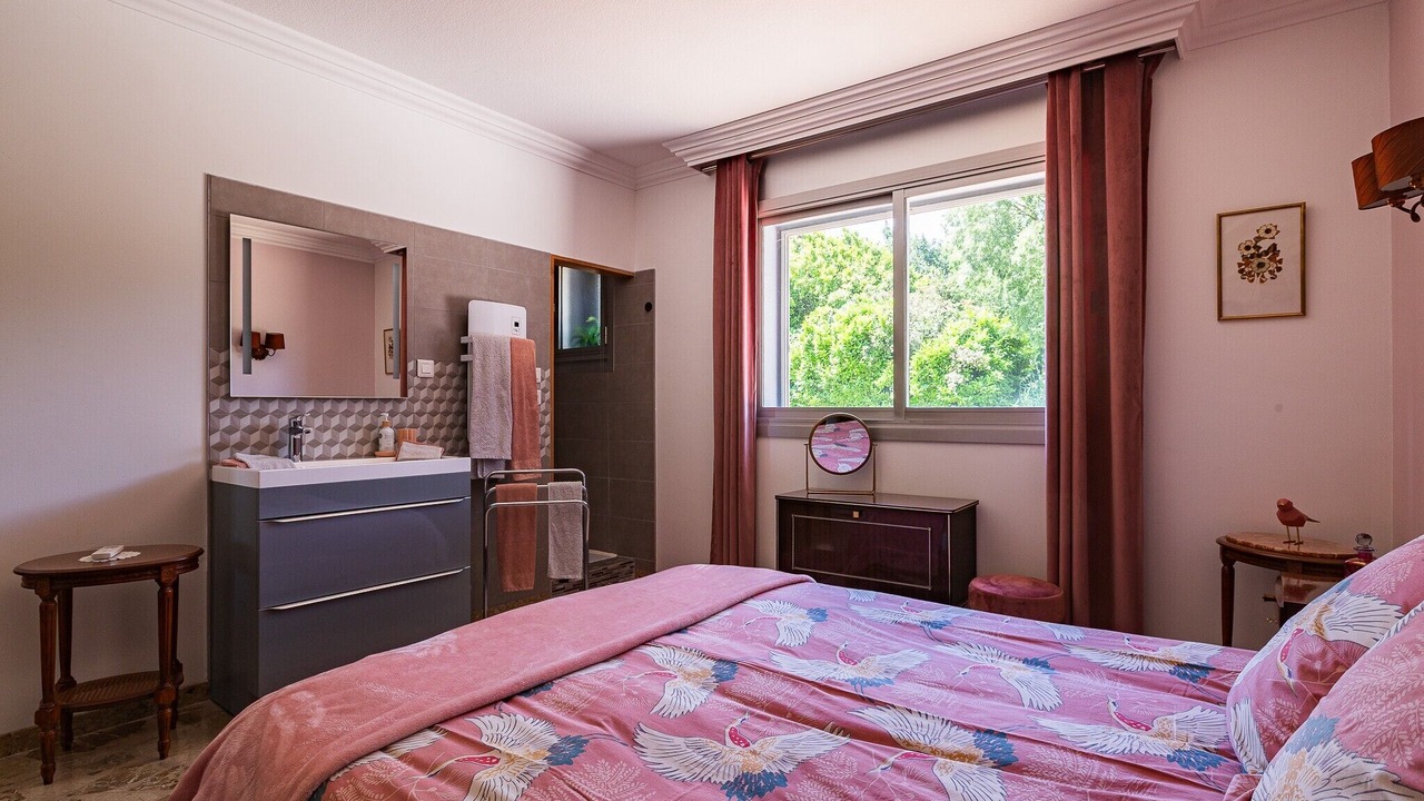 Photo of Bedroom in Charmes-sur-Rhone