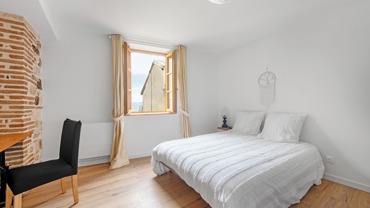 Photo of Bedroom in Castelnau-de-Montmiral