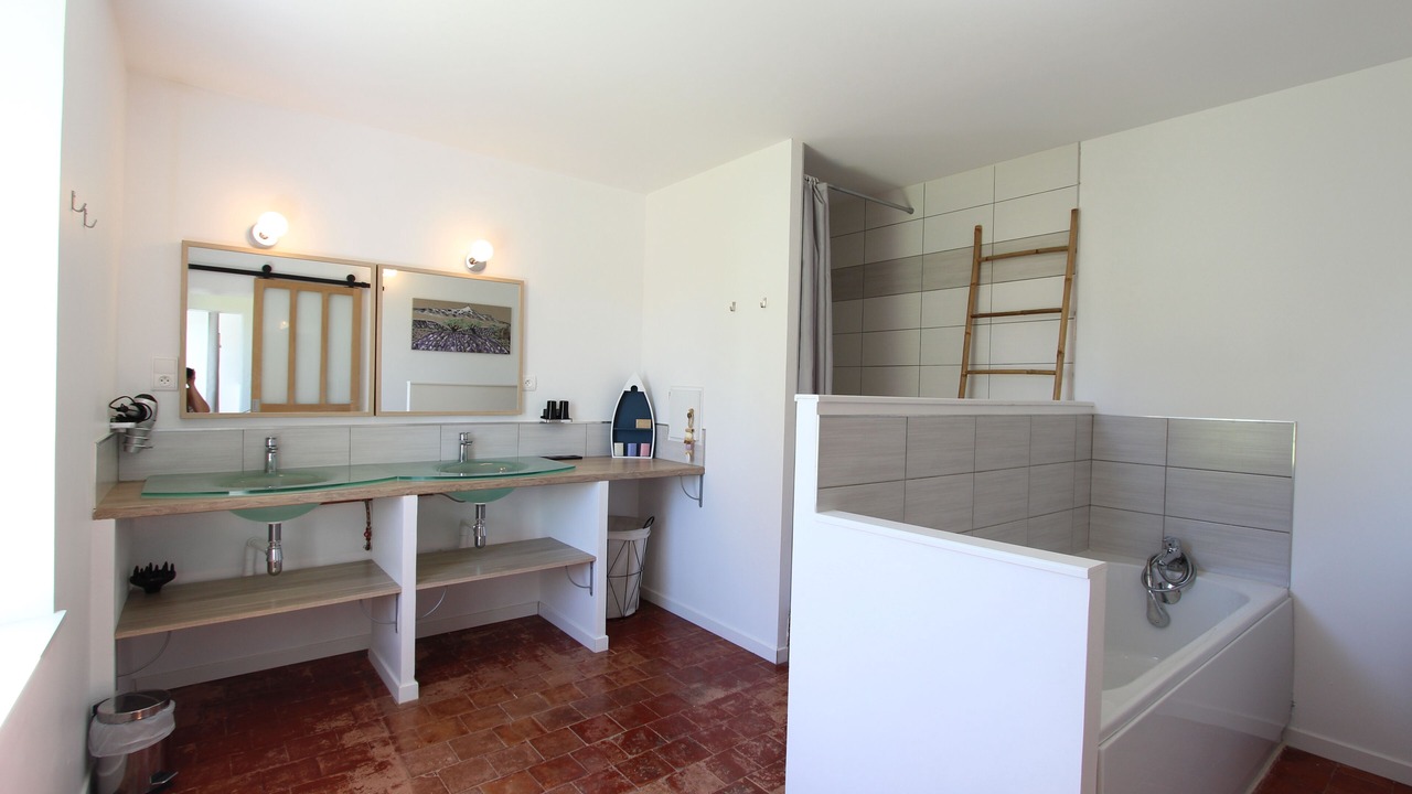 Photo of Bathroom in Caromb