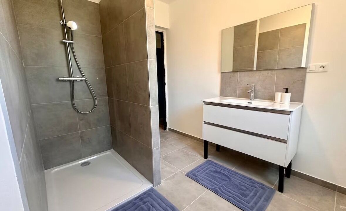 Photo of Bathroom in Chateauneuf-du-Rhone