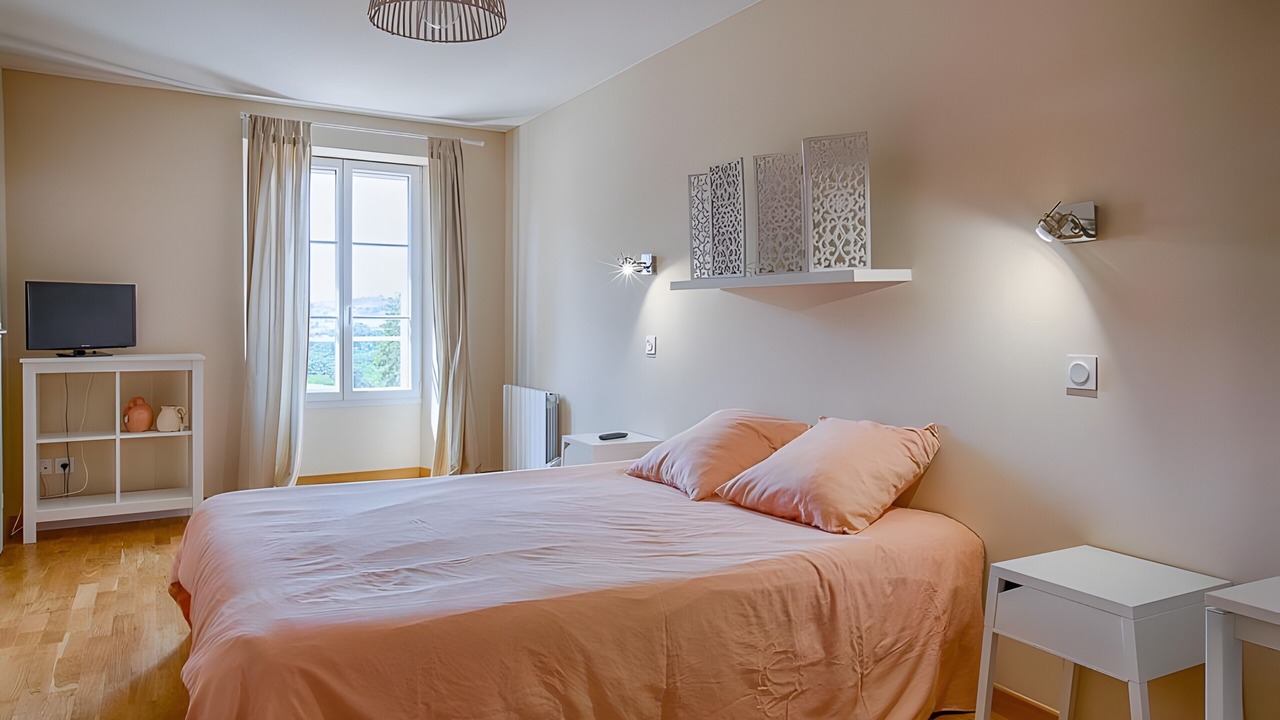 Photo of Bedroom in Saint-Bonnet-de-Valclerieux