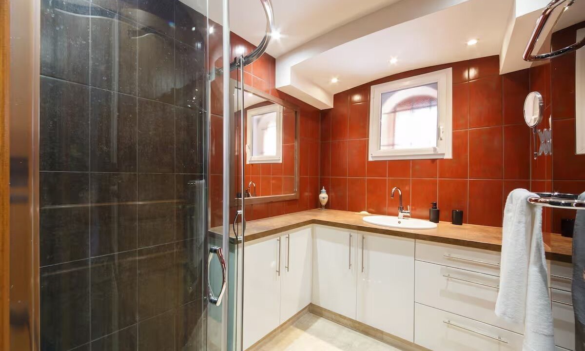 Photo of Bathroom in Charmes-sur-Rhone