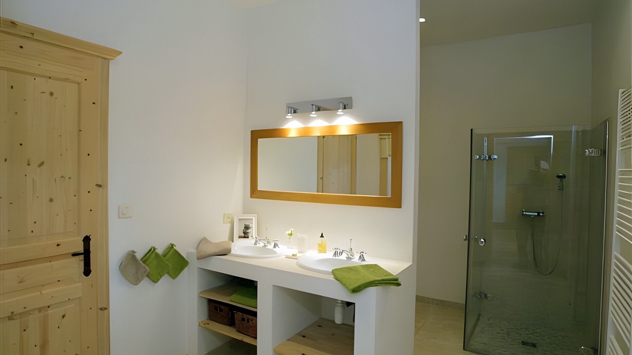 Photo of Bathroom in Saint-Hubert