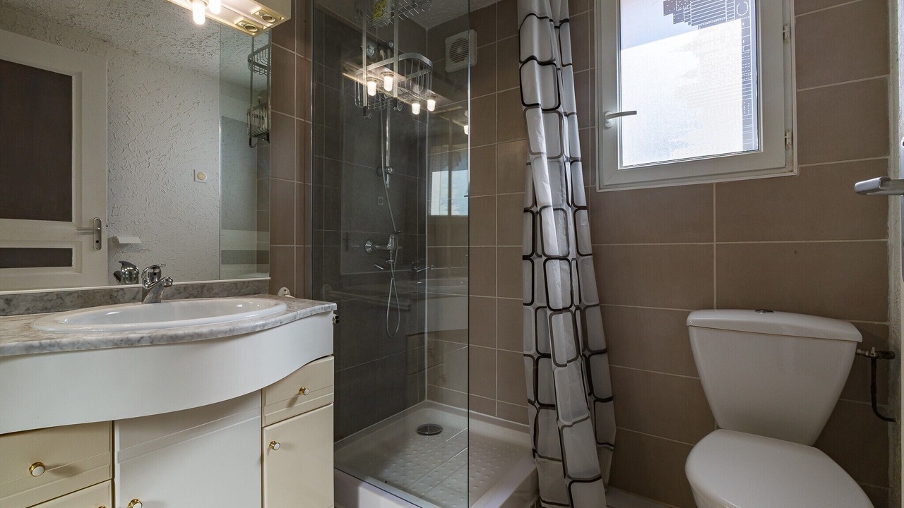 Photo of Bathroom in Colombier-le-Vieux