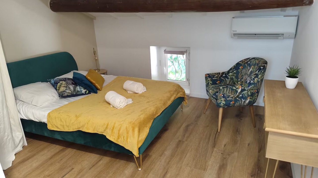 Photo of Bedroom in La Baume-de-Transit