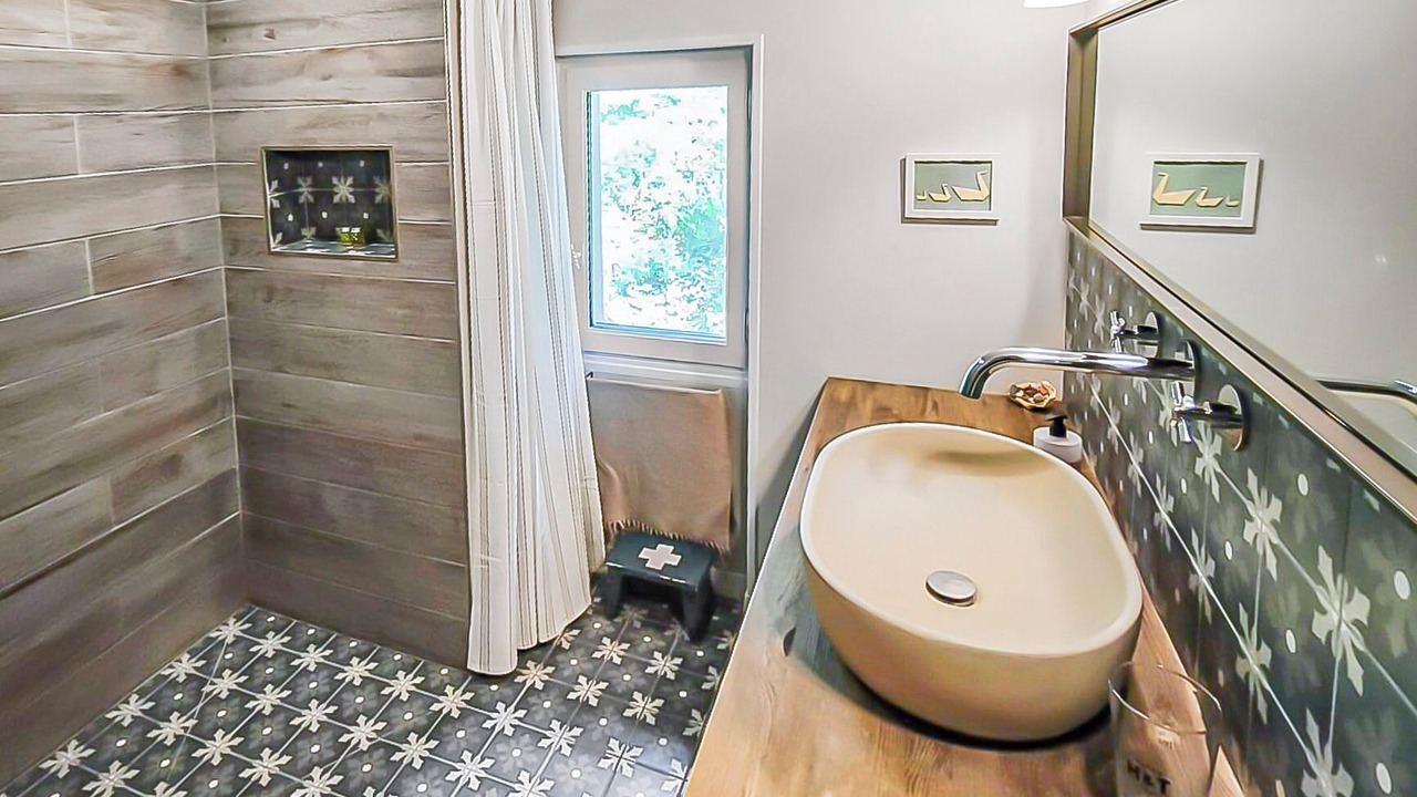 Photo of Bathroom in Anneyron