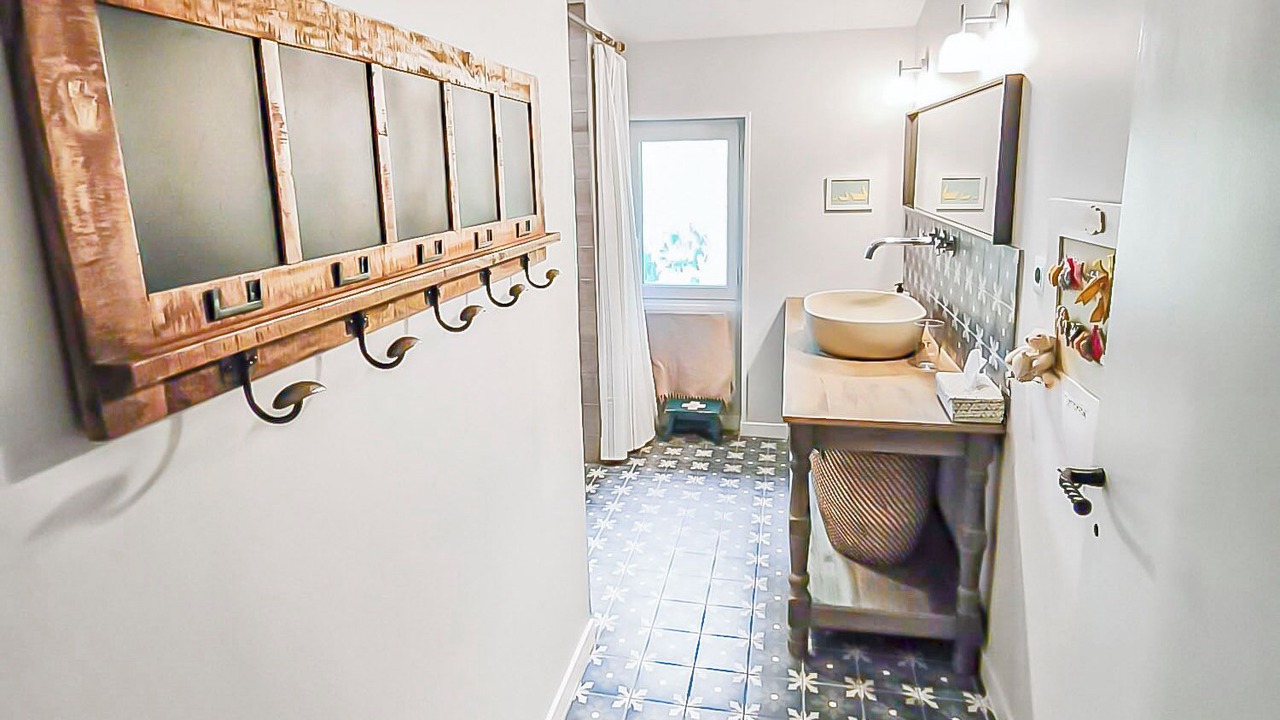 Photo of Bathroom in Anneyron