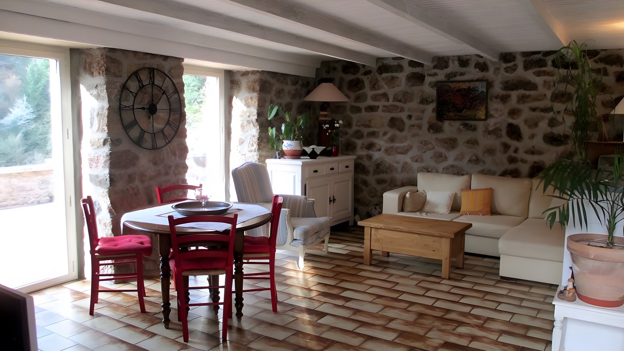Photo of Livingroom in Saint-Julien-Labrousse